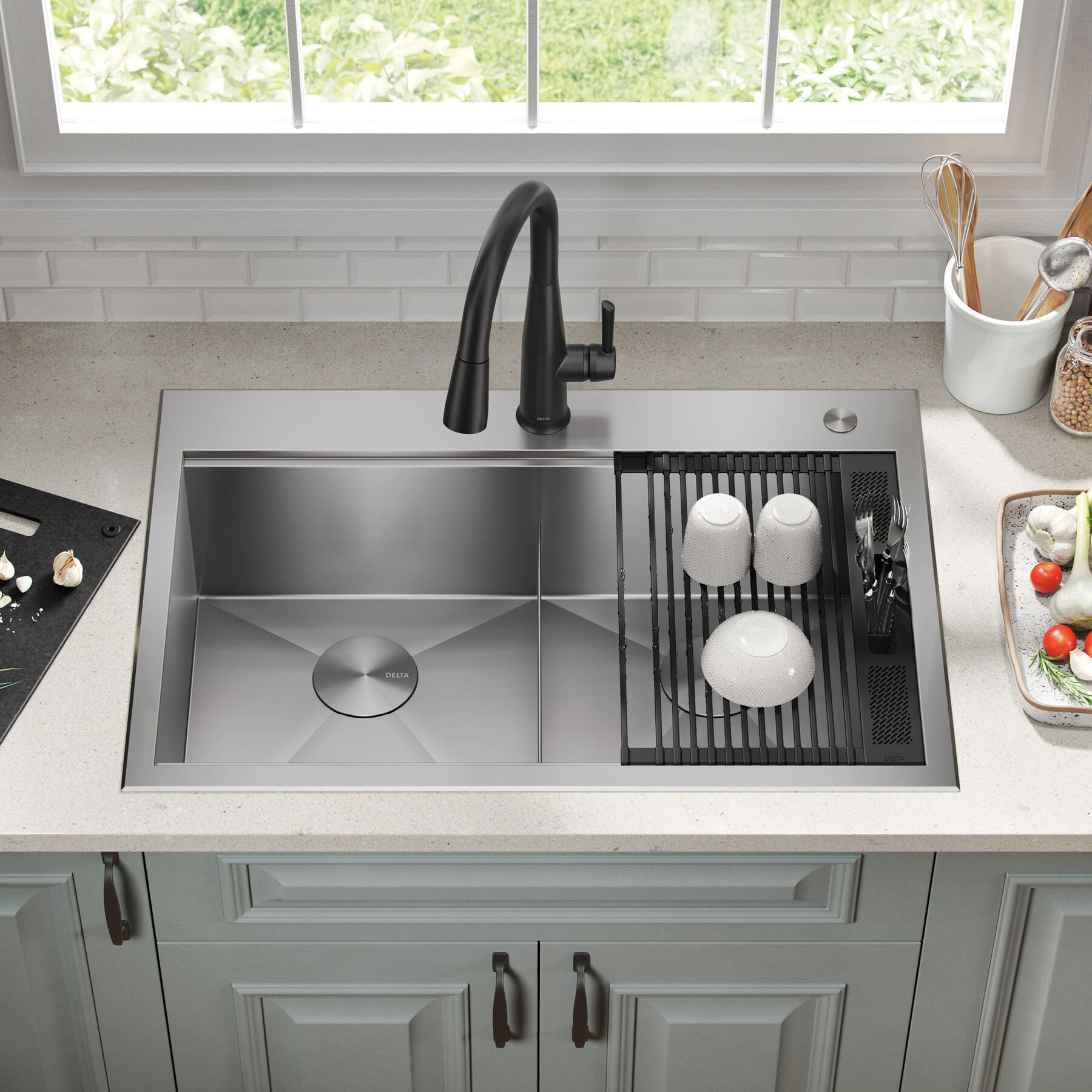 Lavabo de cocina tipo estación de trabajo con dos receptáculos de acero inoxidable 50/50 calibre 16 de 33" de montaje superior encastrado, con reborde WorkFlow™ y accesorios, imagen 15